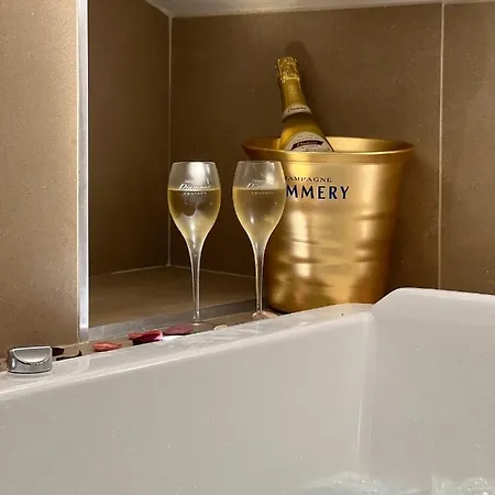 Cocon Blanc Calin Avec Jacuzzi Privatif - Loveroom Insolite Saint-Etienne  Exterior photo