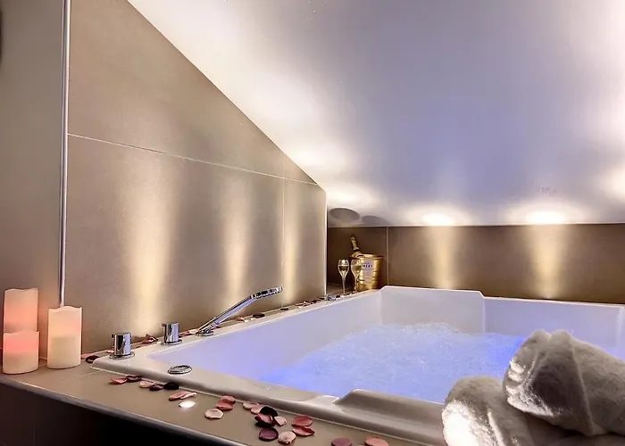 Cocon Blanc Calin Avec Jacuzzi Privatif - Loveroom Insolite