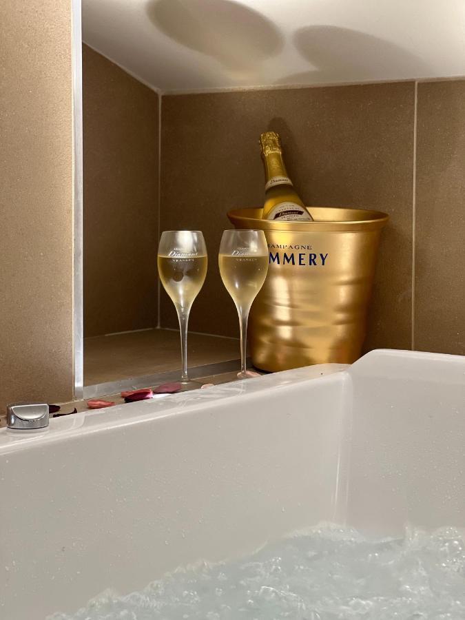 Cocon Blanc Calin Avec Jacuzzi Privatif - Loveroom Insolite Saint-Etienne (Loire)