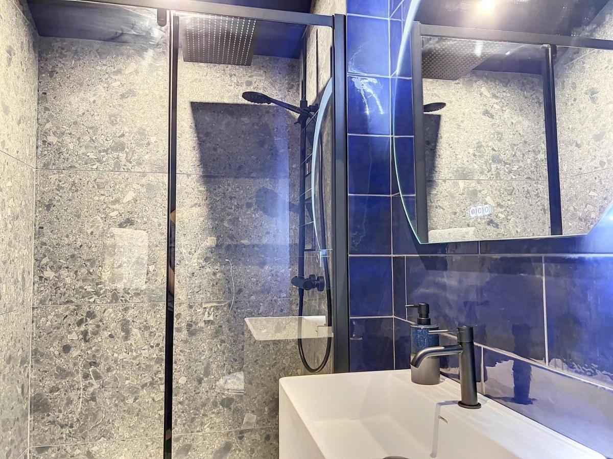 Apartment Cocon Blanc Calin Avec Jacuzzi Privatif - Loveroom Insolite