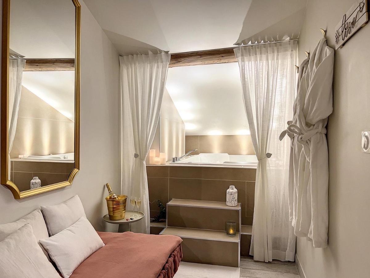 Apartment Cocon Blanc Calin Avec Jacuzzi Privatif - Loveroom Insolite *