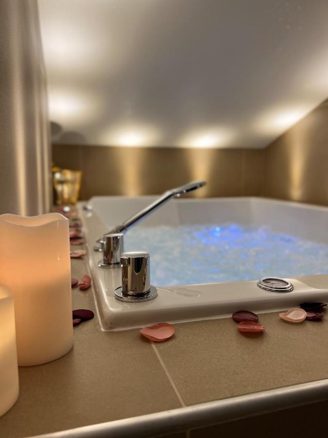 Cocon Blanc Calin Avec Jacuzzi Privatif - Loveroom Insolite *