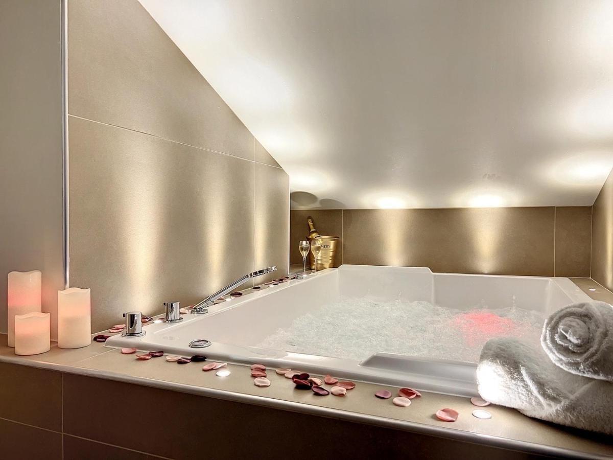 Apartment Cocon Blanc Calin Avec Jacuzzi Privatif - Loveroom Insolite *