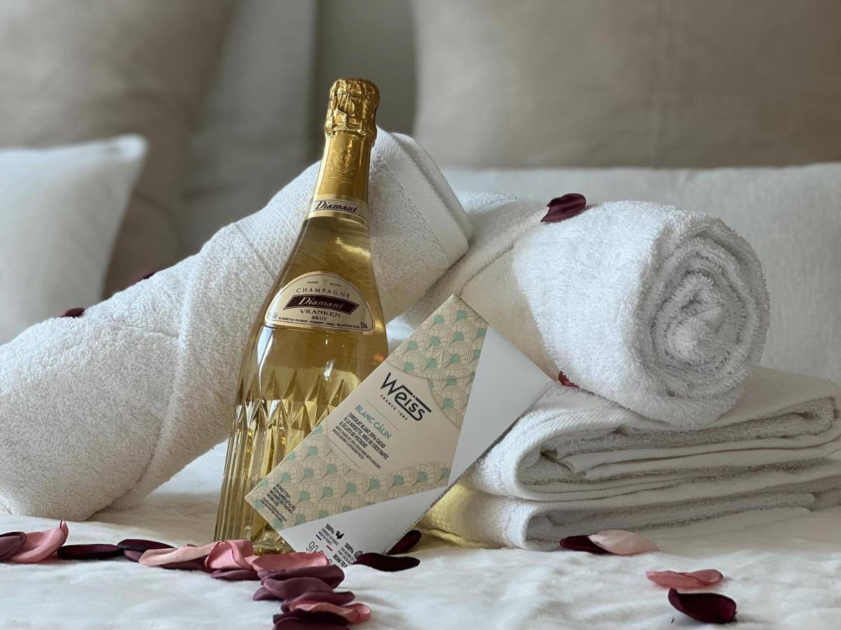 Cocon Blanc Calin Avec Jacuzzi Privatif - Loveroom Insolite Apartment