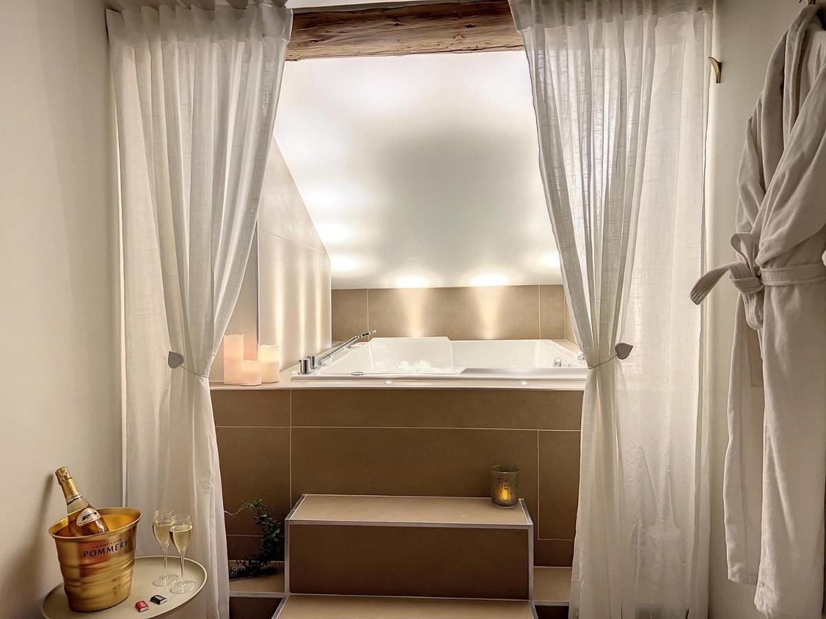 Apartment Cocon Blanc Calin Avec Jacuzzi Privatif - Loveroom Insolite *