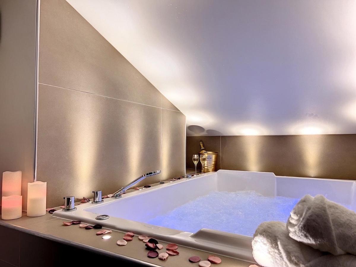 Apartment Cocon Blanc Calin Avec Jacuzzi Privatif - Loveroom Insolite *