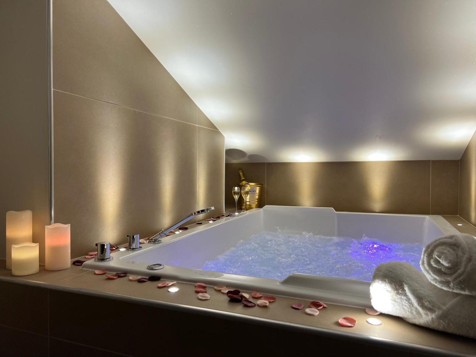 Apartment Cocon Blanc Calin Avec Jacuzzi Privatif - Loveroom Insolite *