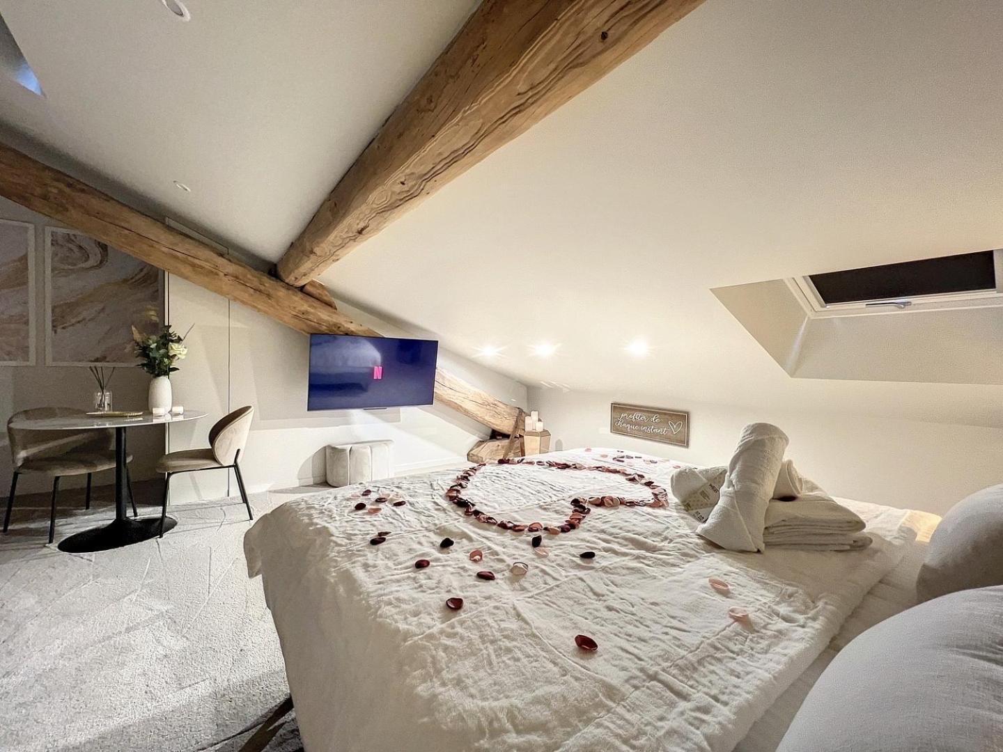 Cocon Blanc Calin Avec Jacuzzi Privatif - Loveroom Insolite *